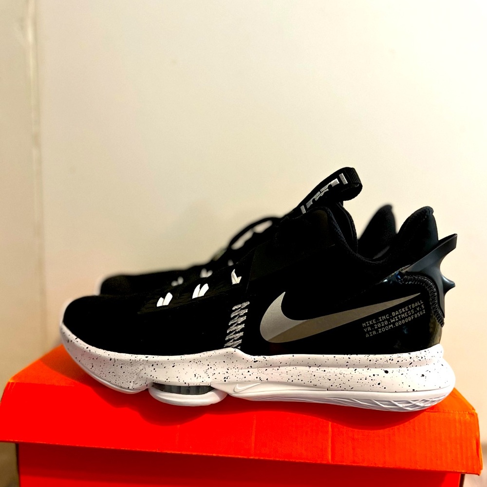 Nike Lebron Witness 5 Solider "Blk/White" Sz 9